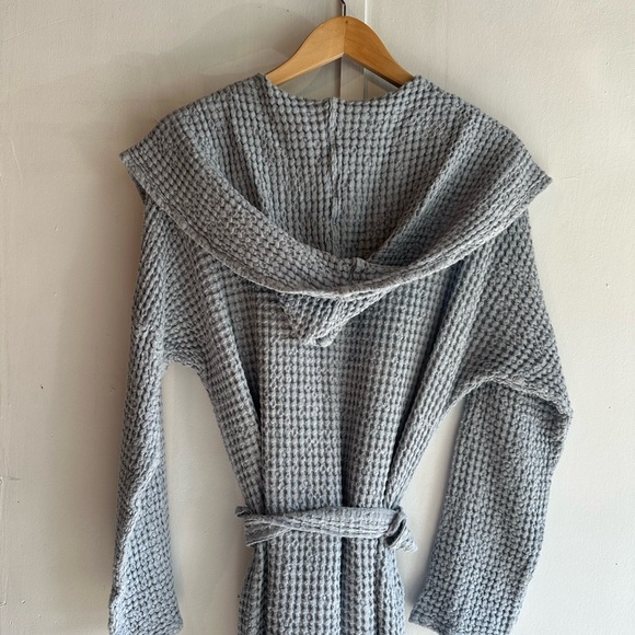 NWT Gray Textured Robe - Picture 3 of 6